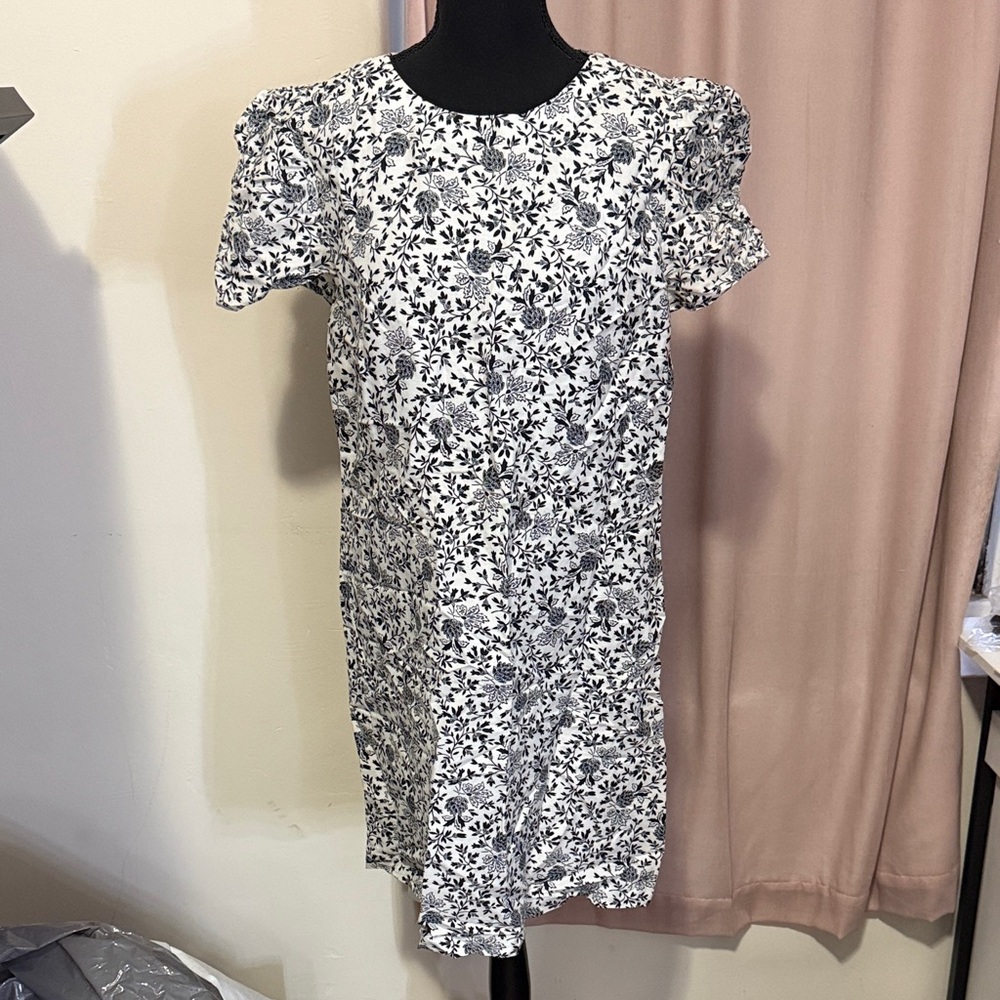 🐼 LOFT Black & White Floral Puff-Sleeve Dress